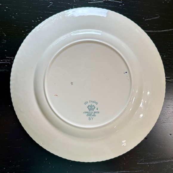 VINTAGE JOHNSON BROS. 10 3/4” DINNER PLATE. OLD ENGLISH LINE, CHADWELL PATTERN. - Picture 5 of 6